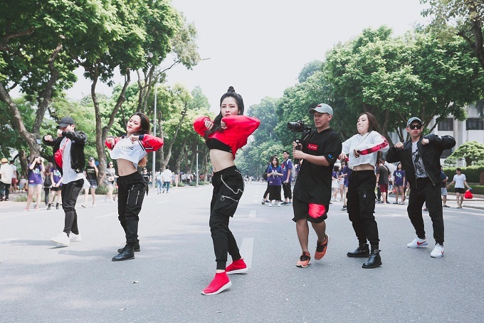 Hot girl Trâm Anh nhảy cực sung trên phố đi bộ