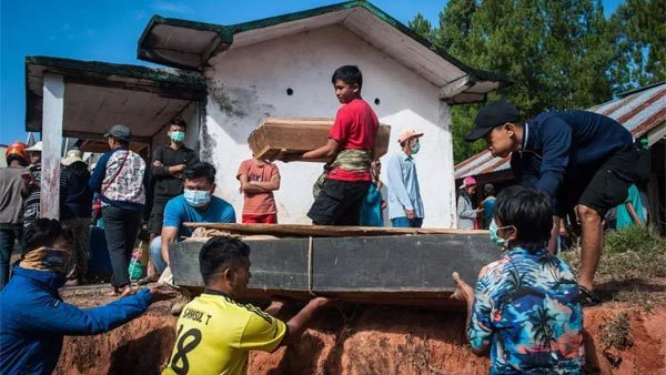 Lễ hội 'thây ma' kỳ quái ở Indonesia