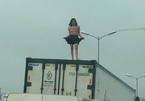 Người phụ nữ váy ngắn nhảy múa trên nóc xe container