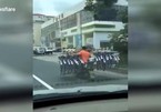 Người đàn ông gánh 16 chiếc xe đạp khi lái xe tay ga gây sốc cộng đồng mạng