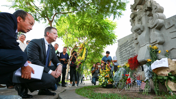 Đại sứ Mỹ tới hồ Trúc Bạch tưởng nhớ John McCain