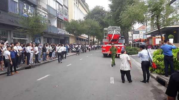 Khói đen bên trong trung tâm thương mại ở Sài Gòn