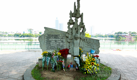 Đại sứ Mỹ tới hồ Trúc Bạch tưởng nhớ John McCain