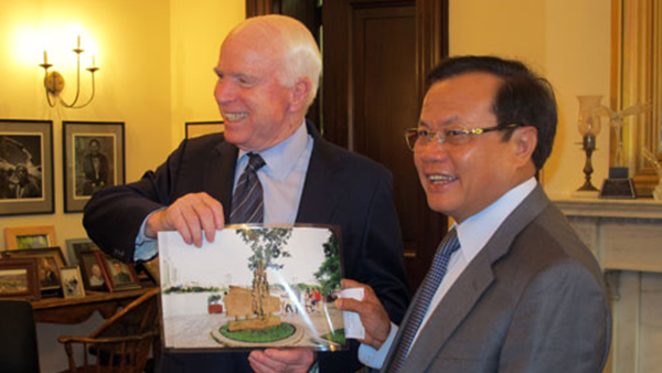 Ông Phạm Quang Nghị và món quà đặc biệt tặng TNS John McCain