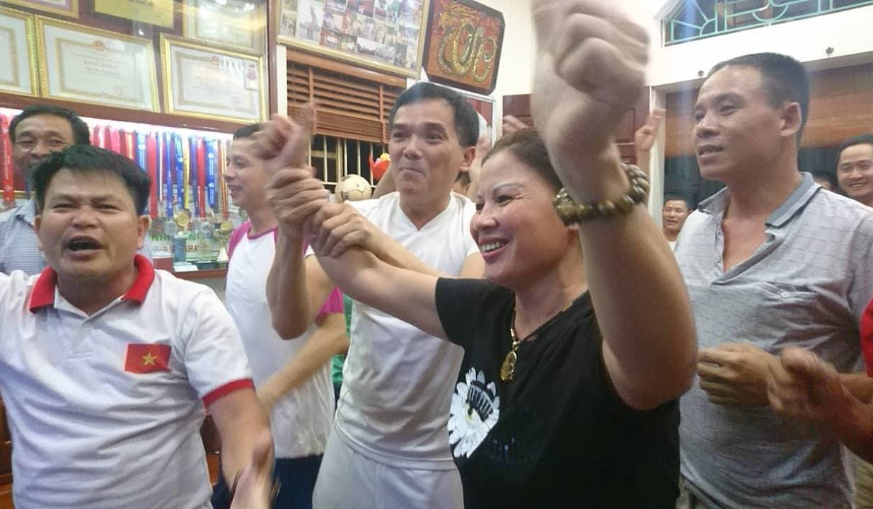 Ăn mừng ở nhà Quang Hải