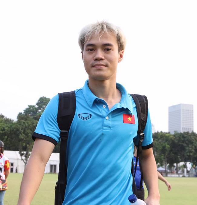 Văn Toàn U23 Việt Nam: \'Nhuộm tóc bạch kim để tự tin hơn khi ra sân\'