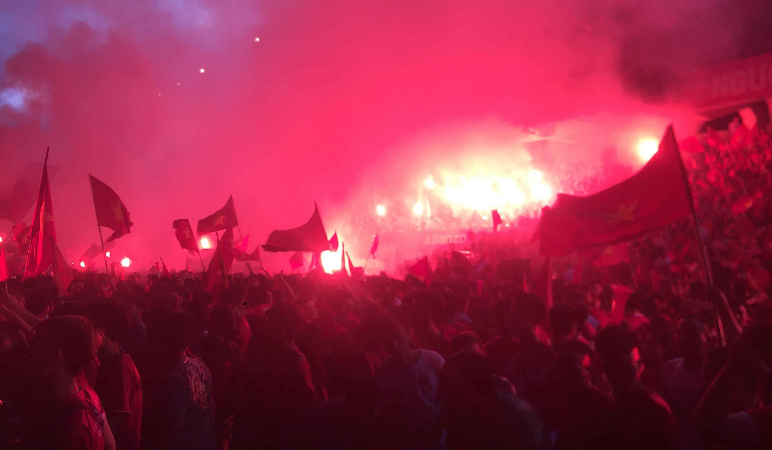 ĐỐT PHÁO SÁNG Ở LẠCH CHAY