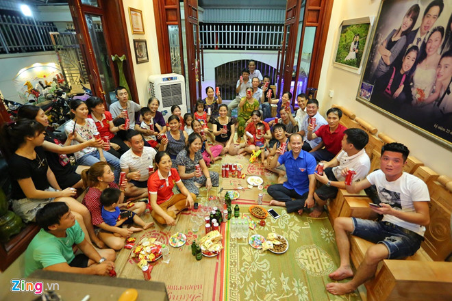 Gia đình Văn Toàn đón dân làng đến xem trận tứ kết ASIAD