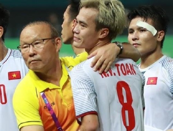 Báo Hàn Quốc đưa ảnh xúc động về U23 Việt Nam, HLV Park Hang Seo