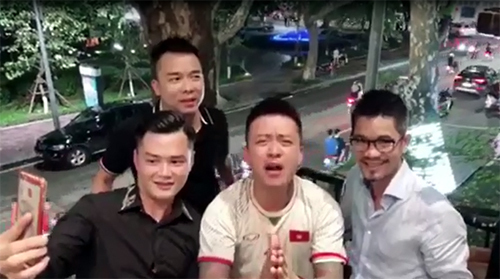 Tuấn Hưng vái lậy HLV Park khi Việt Nam vào bán kết Asiad