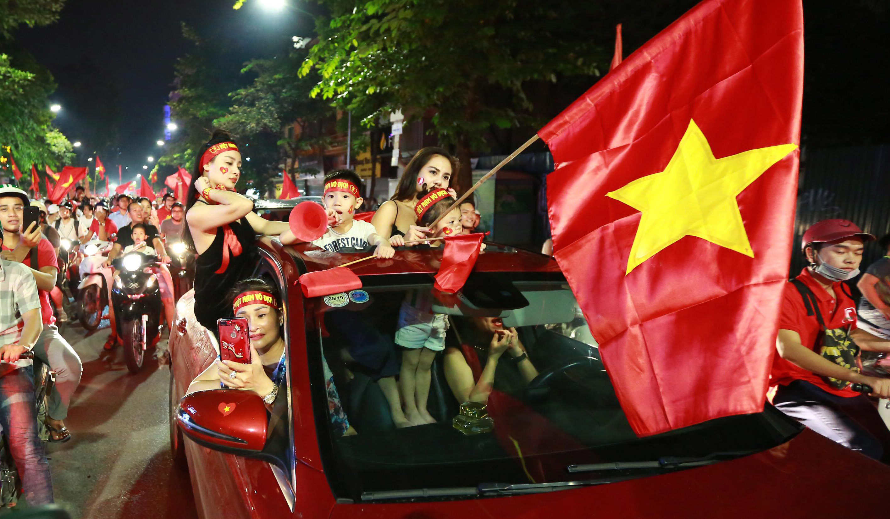 U23 Việt Nam chiến thắng, thiếu nữ ra đường đêm nay không ngủ