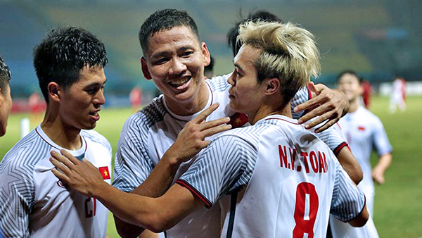 Văn Toàn ghi bàn thắng 