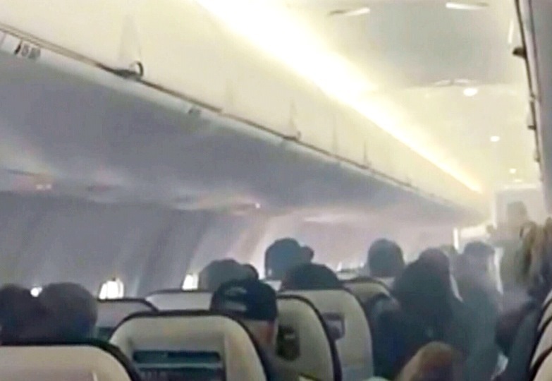 Điện thoại bốc khói mù mịt trên máy bay khiến hành khách hoảng sợ