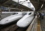 Lý do nhân viên xe lửa Nhật ngồi bên đường ray xem tàu chạy