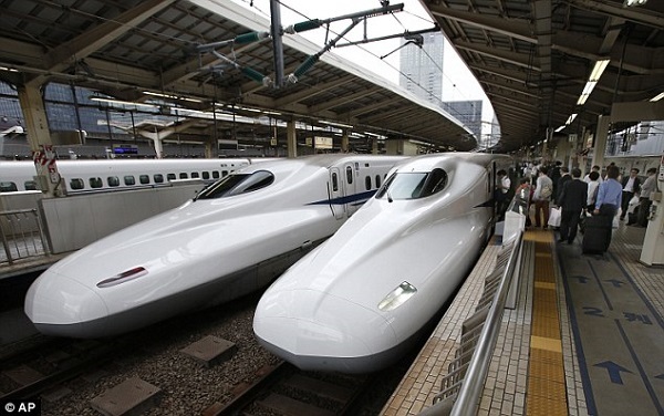 Lý do nhân viên xe lửa Nhật ngồi bên đường ray xem tàu chạy