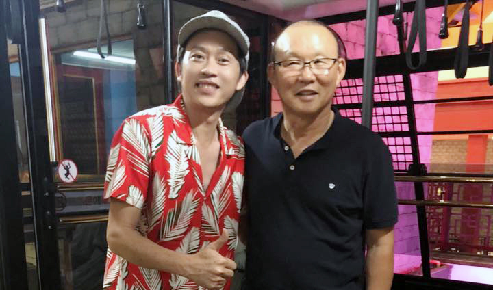 Hoài Linh khoe ảnh cùng HLV Park khi U23 vào bán kết Asiad
