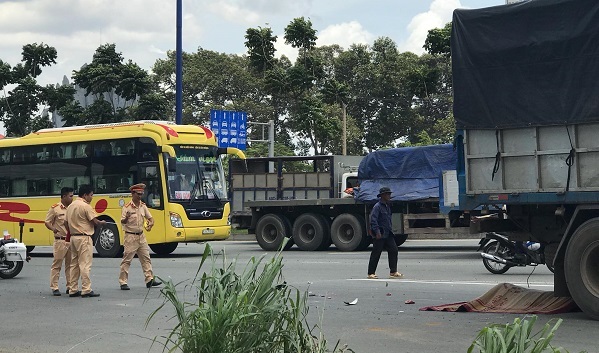 Xe tải kéo lê xe máy, cán chết người đàn ông trên quốc lộ
