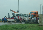 Xe container đâm nát ô tô 4 chỗ, cao tốc Hà Nội - Bắc Giang tắc 4km
