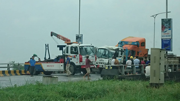 Xe container đâm nát ô tô 4 chỗ, cao tốc Hà Nội - Bắc Giang tắc 4km