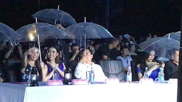 Hà Kiều Anh, Đỗ Mỹ Linh selfie trong mưa