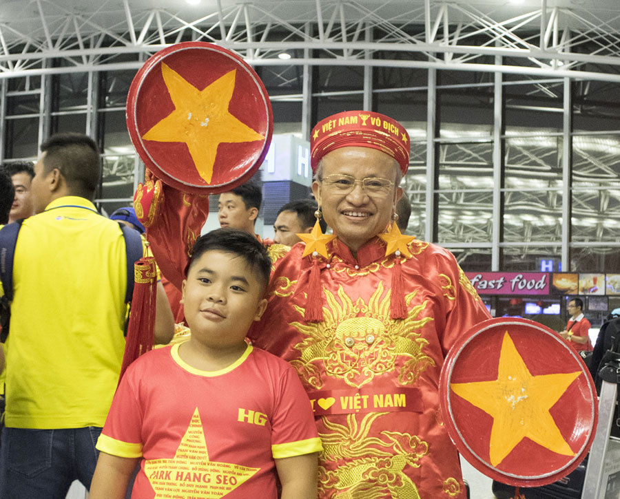 U23 Việt Nam đấu Hàn Quốc: Chuyến bay đỏ rực xuyên đêm, ngàn người đổ xuống Indonesia