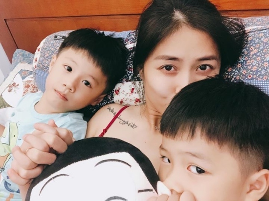 MC Hoàng Linh khoe khéo hình xăm trên cơ thể