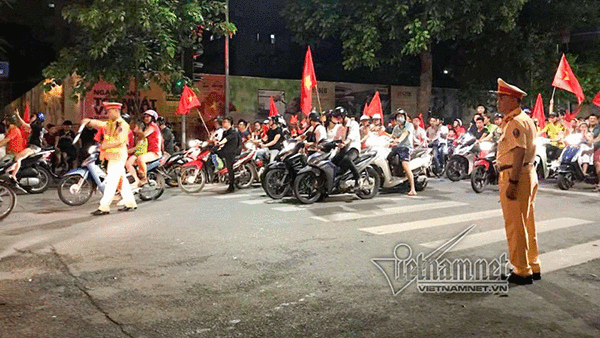 Cảnh sát cơ động trang bị AK chống đua xe sau trận U23