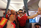 Ngập sắc đỏ trên chuyến bay Vietnam Airlines sang Indonesia