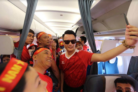 Ngập sắc đỏ trên chuyến bay Vietnam Airlines sang Indonesia