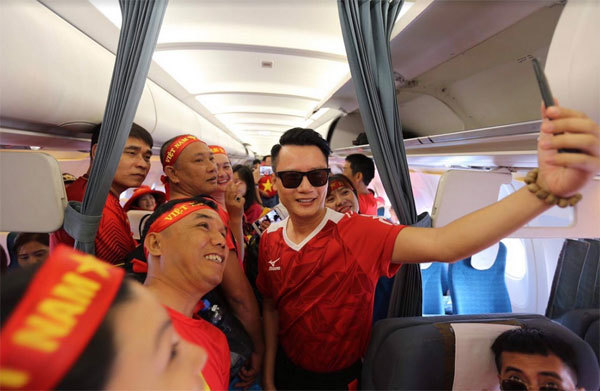 Ngập sắc đỏ trên chuyến bay Vietnam Airlines sang Indonesia