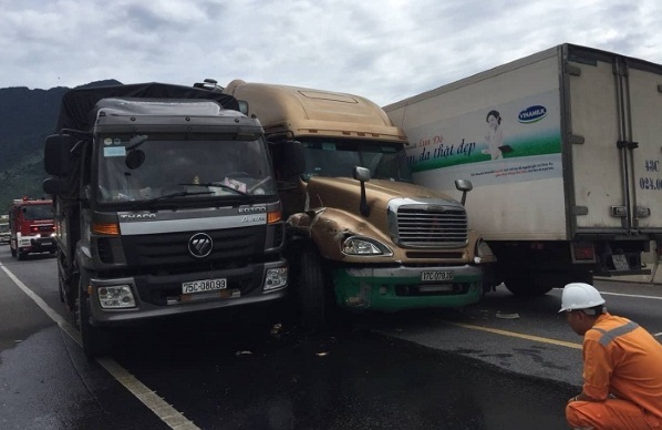 Xe đầu kéo cố vượt và kẹt cứng trước cửa hầm Hải Vân