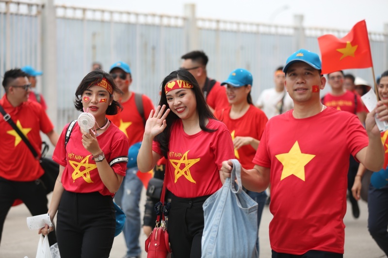Bóng hồng Việt mang bánh chưng, giò chả làm quà tặng U23 Việt Nam