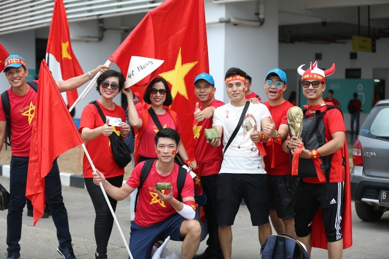 Bóng hồng Việt mang bánh chưng, giò chả làm quà tặng U23 Việt Nam