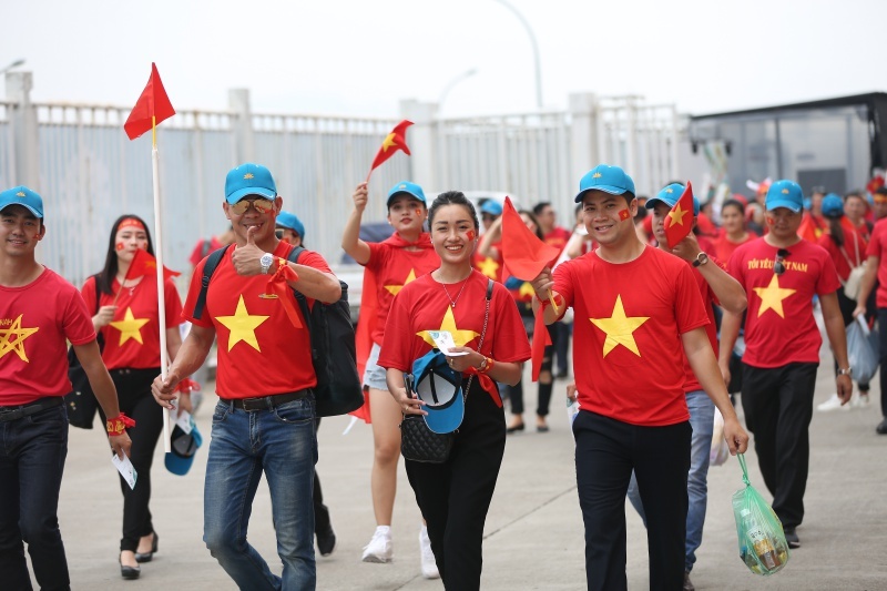 Bóng hồng Việt mang bánh chưng, giò chả làm quà tặng U23 Việt Nam