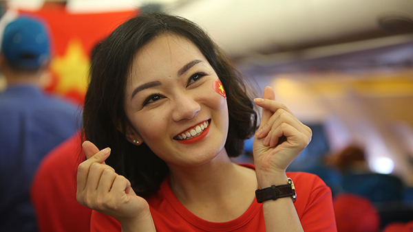 Tiếp viên hotgirl tạo dáng selfie trên chuyến bay cổ vũ U23