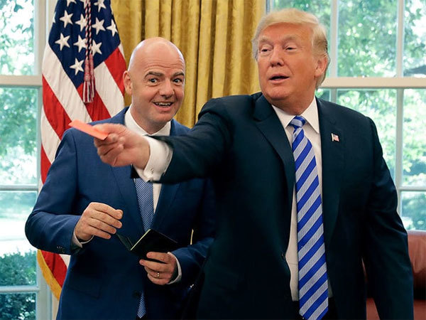 Tổng thống Mỹ Donald Trump giơ thẻ đỏ với báo giới