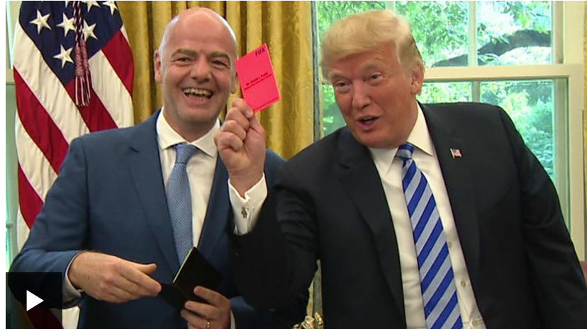 Ông Trump giơ thẻ đỏ với báo giới