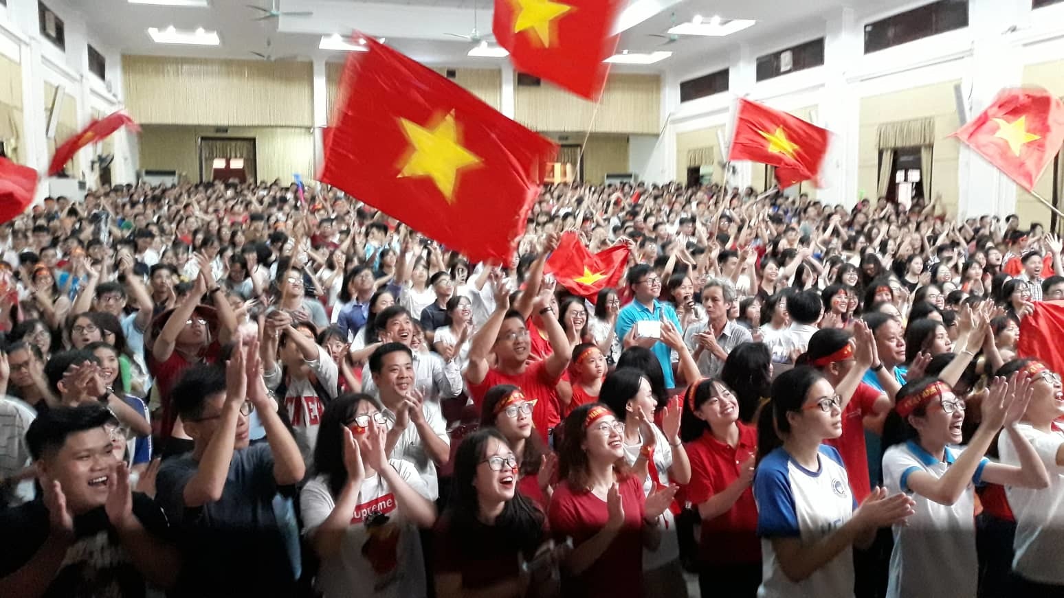 Sinh viên Kinh tế quốc dân cổ vũ U23