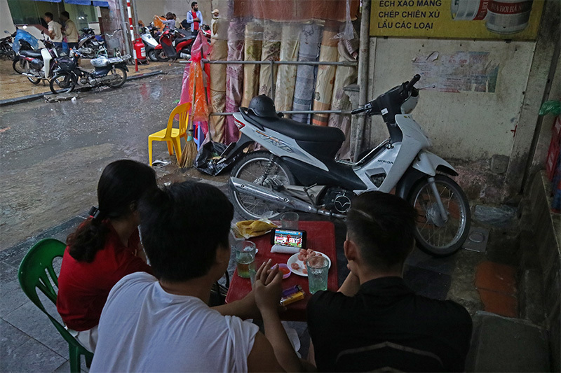 Tiểu thương hết mình cổ vũ U23 Việt Nam qua smartphone