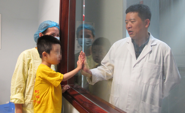 Bà nội 60 tuổi ở Thanh Hoá hiến gan giúp cháu trai 4 tuổi hồi sinh