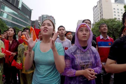 Cổ động viên đội mưa cỗ vũ Olympic Việt Nam