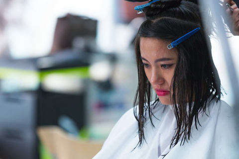 Mẫu Việt khóc vì bị cắt tóc ở Asia's Next Top Model