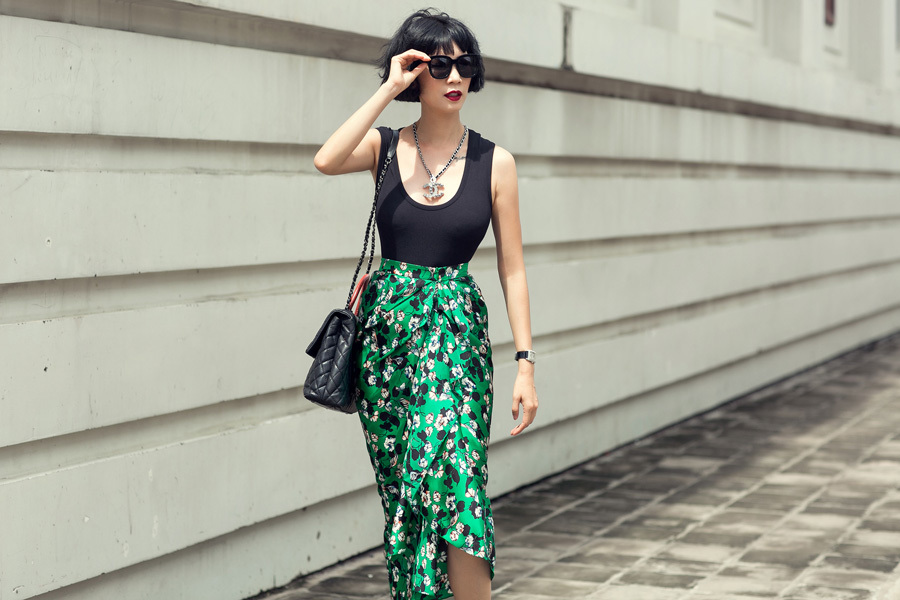 Xuân Lan sặc sỡ váy xoè hoa xuống phố Xuân Lan sặc sỡ váy xoè hoa xuống phố