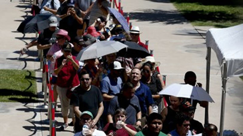 Hình ảnh hàng nghìn người đội nắng tiễn biệt John McCain