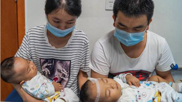 Đau lòng cha mẹ 'bốc thăm' chọn cứu sống một trong hai con