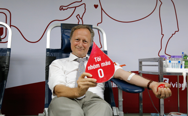 Việt Nam thiếu máu O, Trưởng đại diện EU một mình đi hiến máu