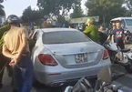 Nữ tài xế chạy Mercedes lạng lách trên phố rồi có hành động lạ