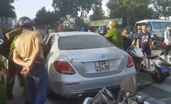 Nữ tài xế chạy Mercedes lạng lách trên phố rồi có hành động lạ