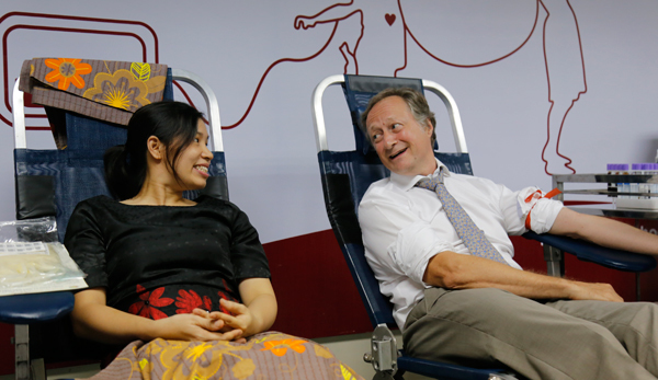 Đại sứ Bruno Angelet hiến máu tại Việt Nam