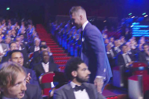 Video Ramos chạm vai Salah